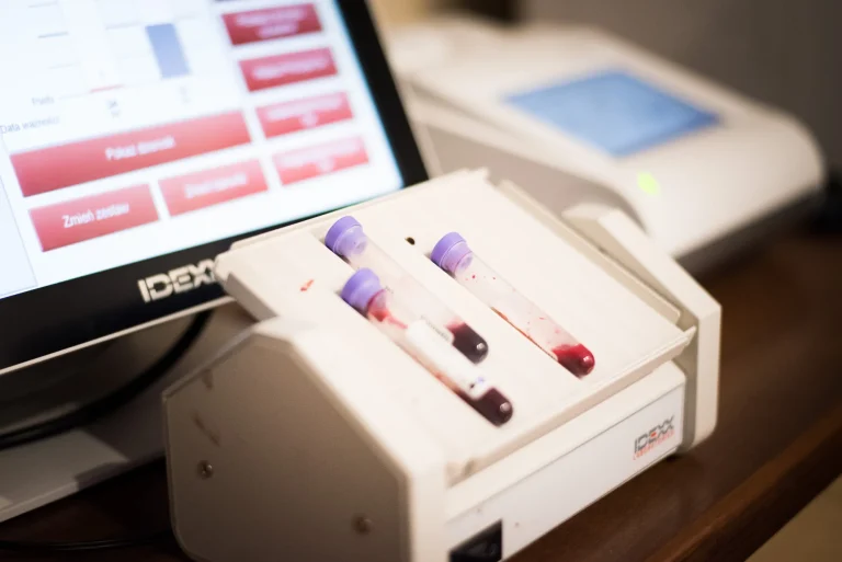 Probówki z krwią przy analizatorze w laboratorium Kliniki VETKA