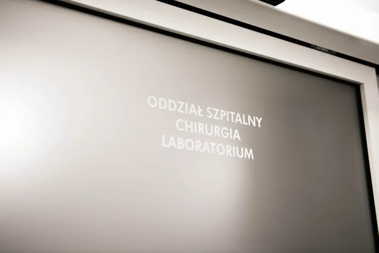 Tabliczka kierunkowa: Oddział szpitalny, Chirurgia, Laboratorium